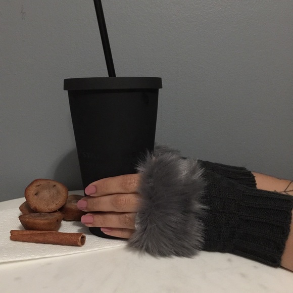 Last pair🆕Gray Fingerless Gloves❄️Faux Fur Trim🎁Knit Fashion - Picture 5 of 5